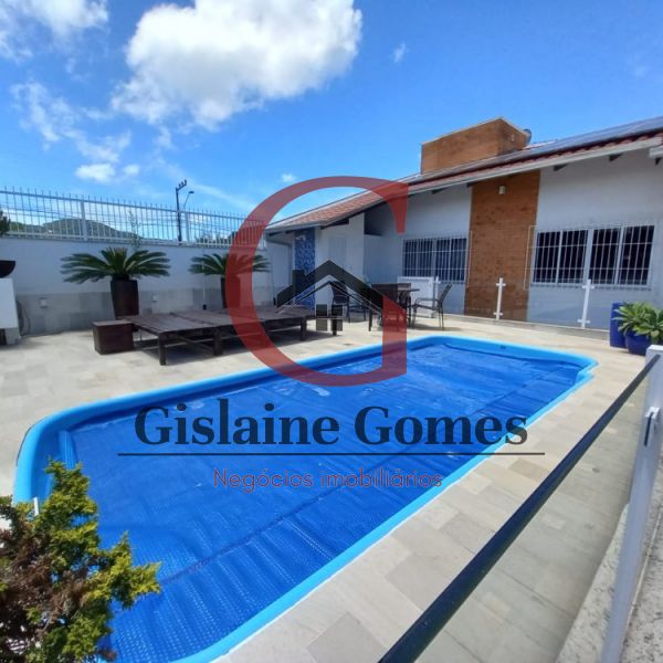 Casa com piscina na quadra do mar em Zimbros