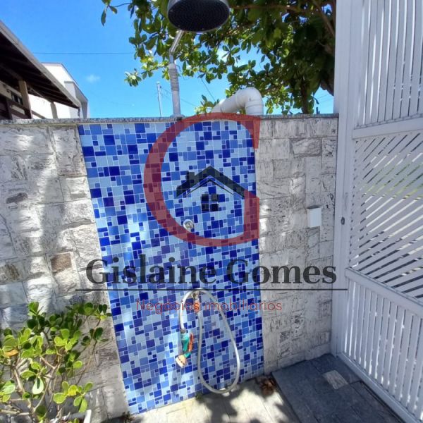 Casa com piscina na quadra do mar em Zimbros