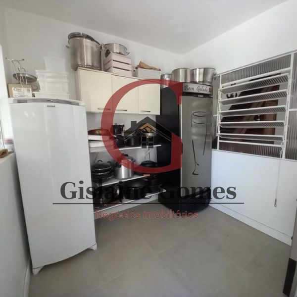 Casa com piscina na quadra do mar em Zimbros