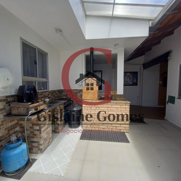 Casa com piscina na quadra do mar em Zimbros