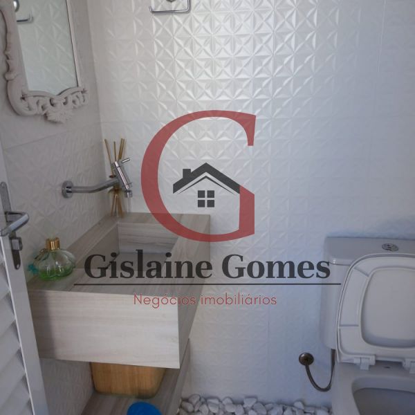 Casa com piscina na quadra do mar em Zimbros