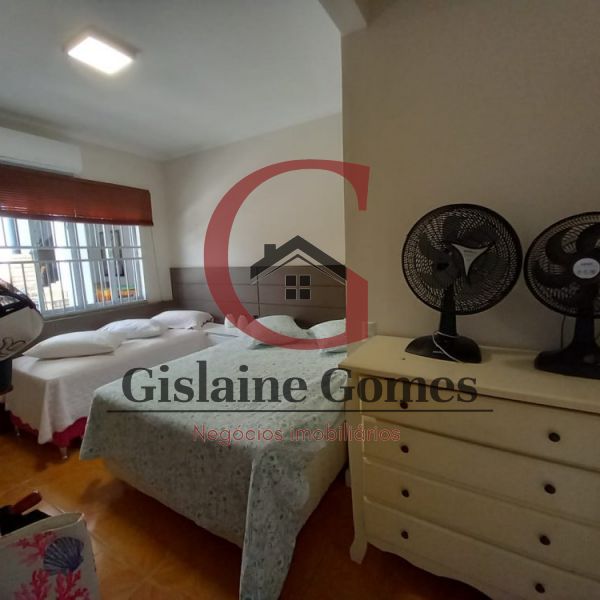 Casa com piscina na quadra do mar em Zimbros