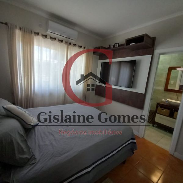 Casa com piscina na quadra do mar em Zimbros