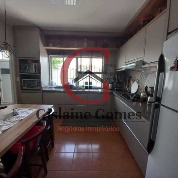 Casa com piscina na quadra do mar em Zimbros