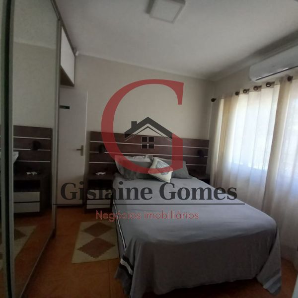 Casa com piscina na quadra do mar em Zimbros