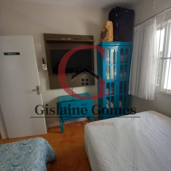 Casa com piscina na quadra do mar em Zimbros