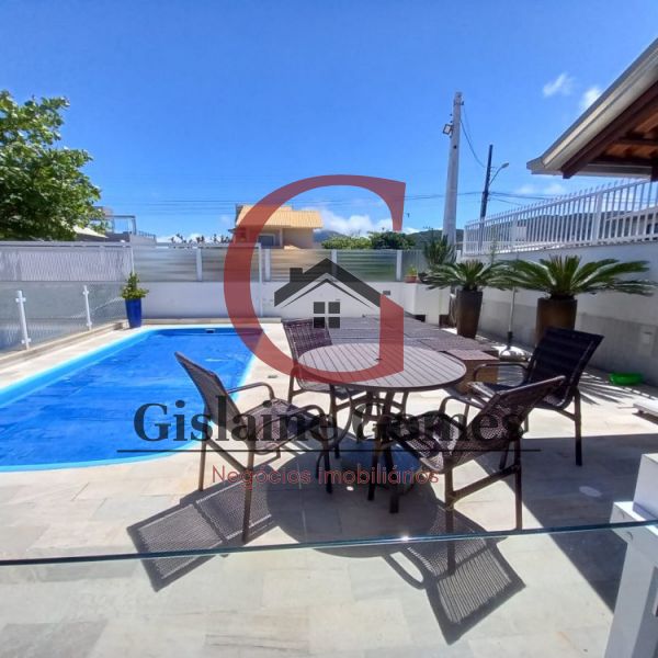 Casa com piscina na quadra do mar em Zimbros