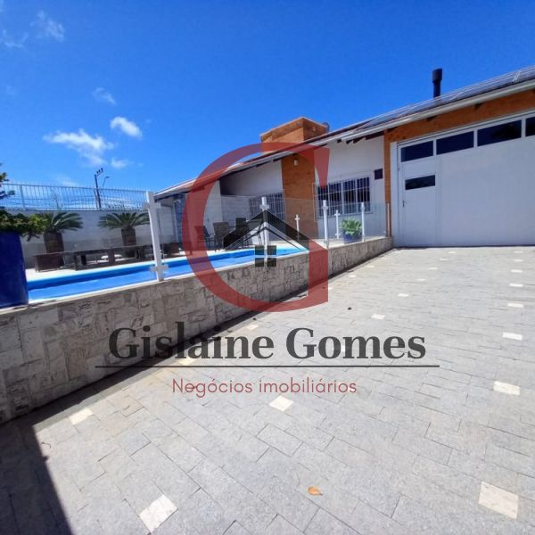 Casa com piscina na quadra do mar em Zimbros