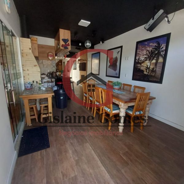 Casa com piscina na quadra do mar em Zimbros