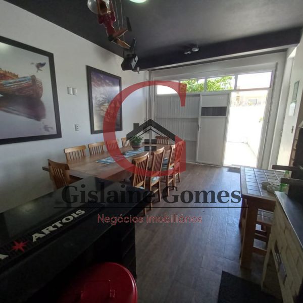 Casa com piscina na quadra do mar em Zimbros