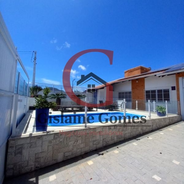 Casa com piscina na quadra do mar em Zimbros