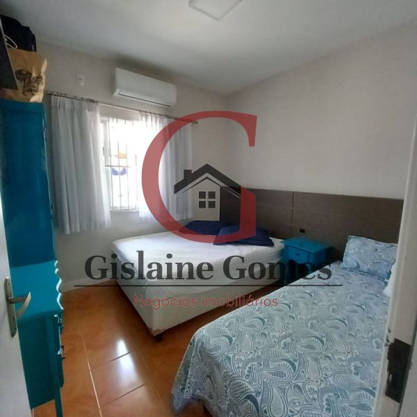 Casa com piscina na quadra do mar em Zimbros