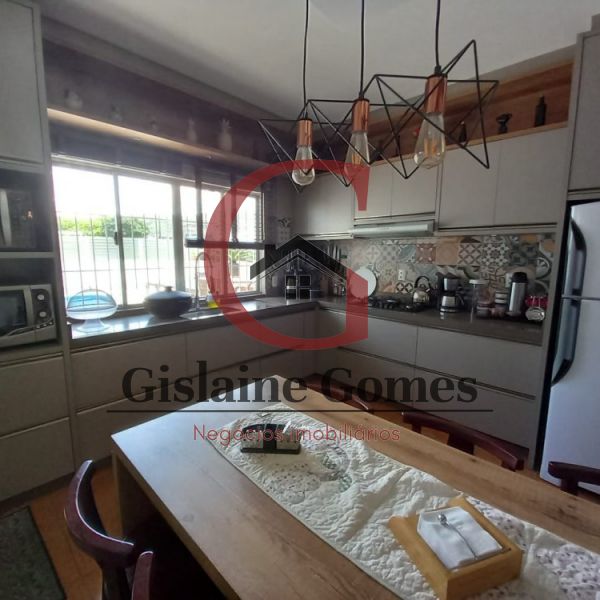 Casa com piscina na quadra do mar em Zimbros