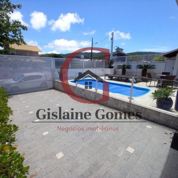 Casa com piscina na quadra do mar em Zimbros