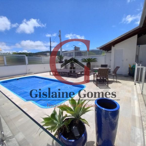 Casa com piscina na quadra do mar em Zimbros