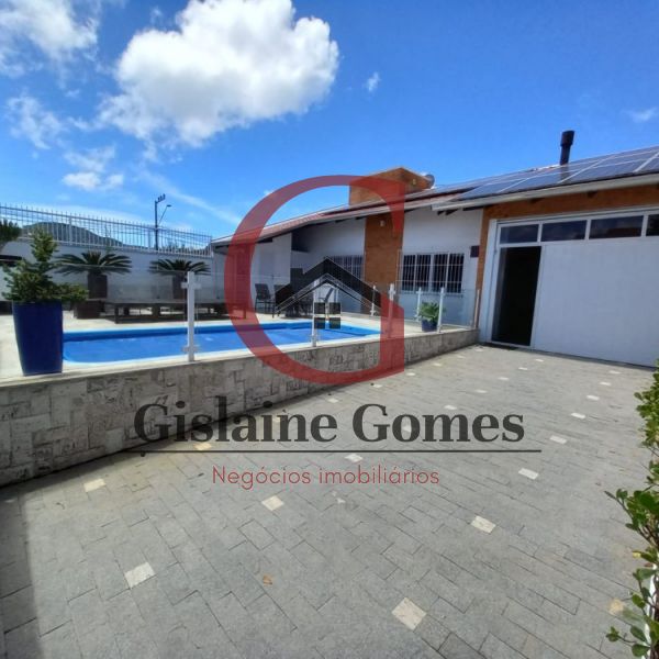 Casa com piscina na quadra do mar em Zimbros